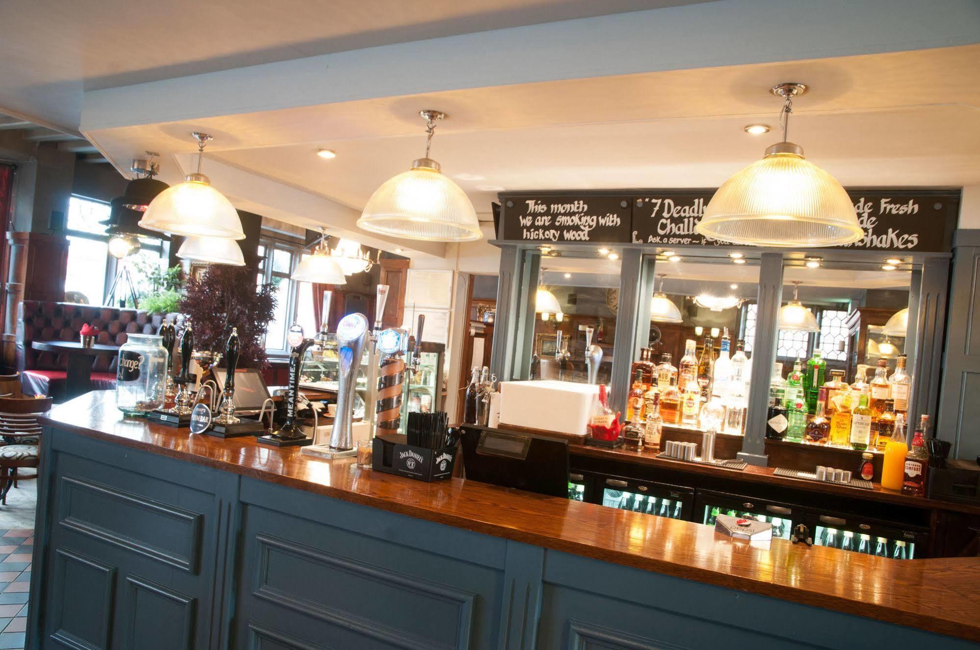 Отель Huckleberrys Bar And Grill Линкольн Экстерьер фото